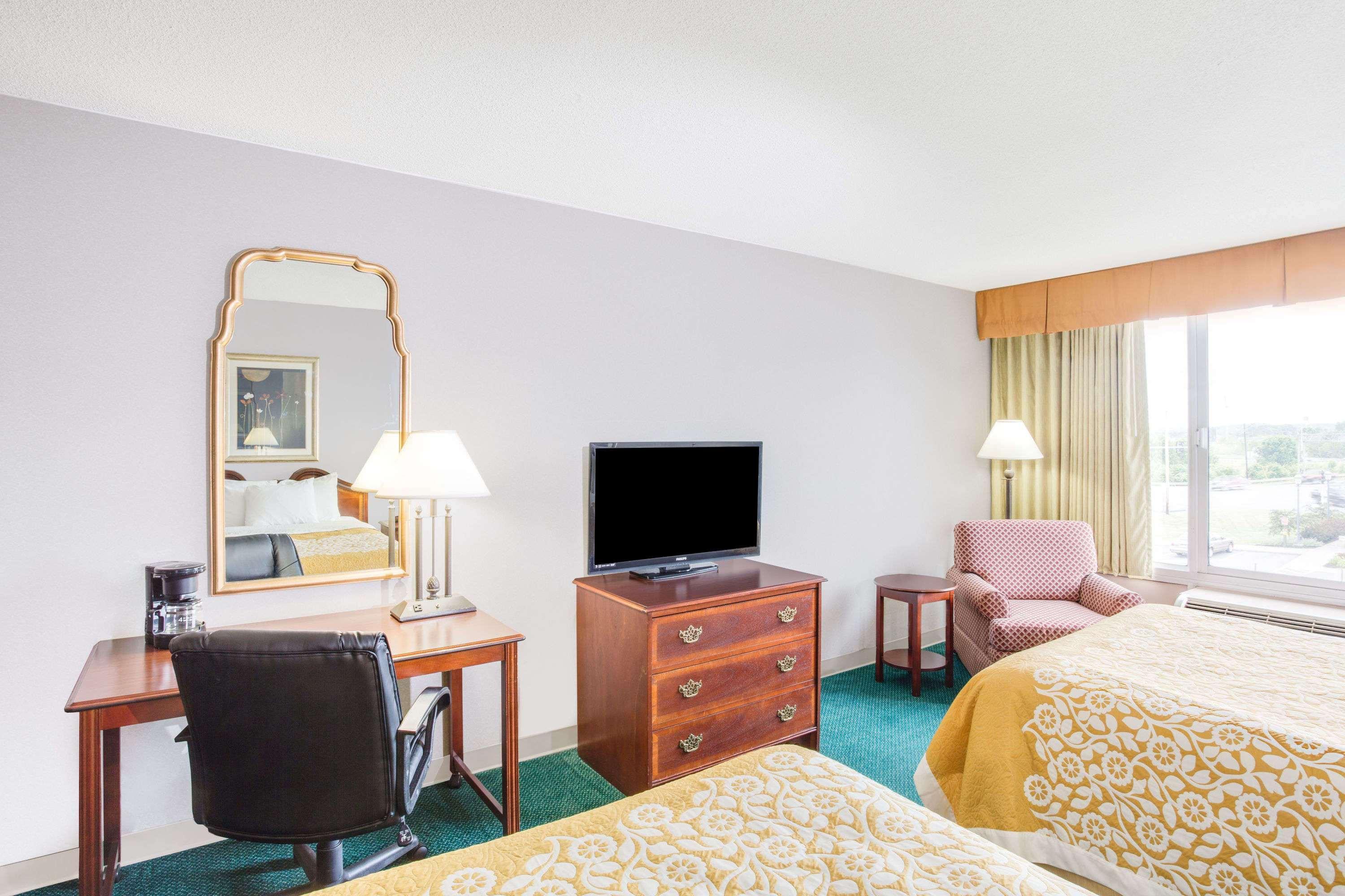 Days Inn By Wyndham Cambridge Esterno foto