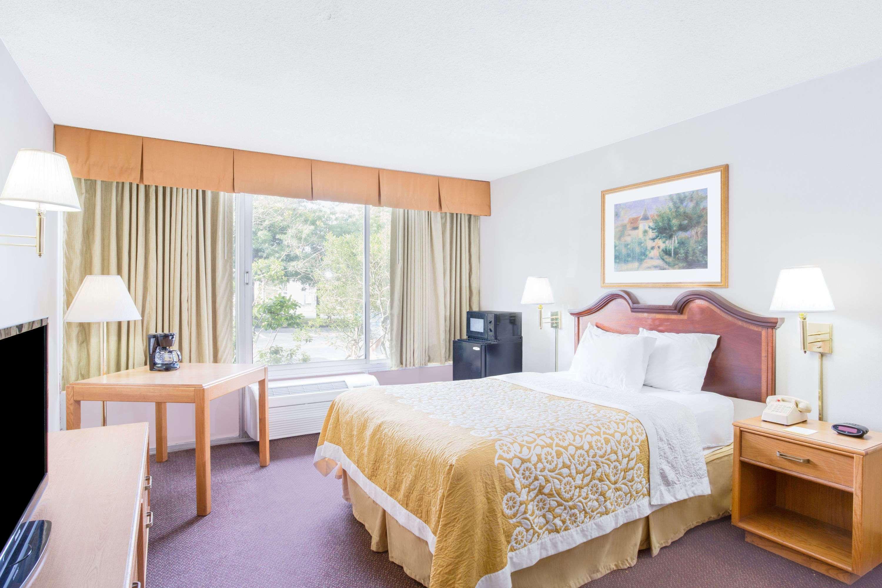 Days Inn By Wyndham Cambridge Esterno foto