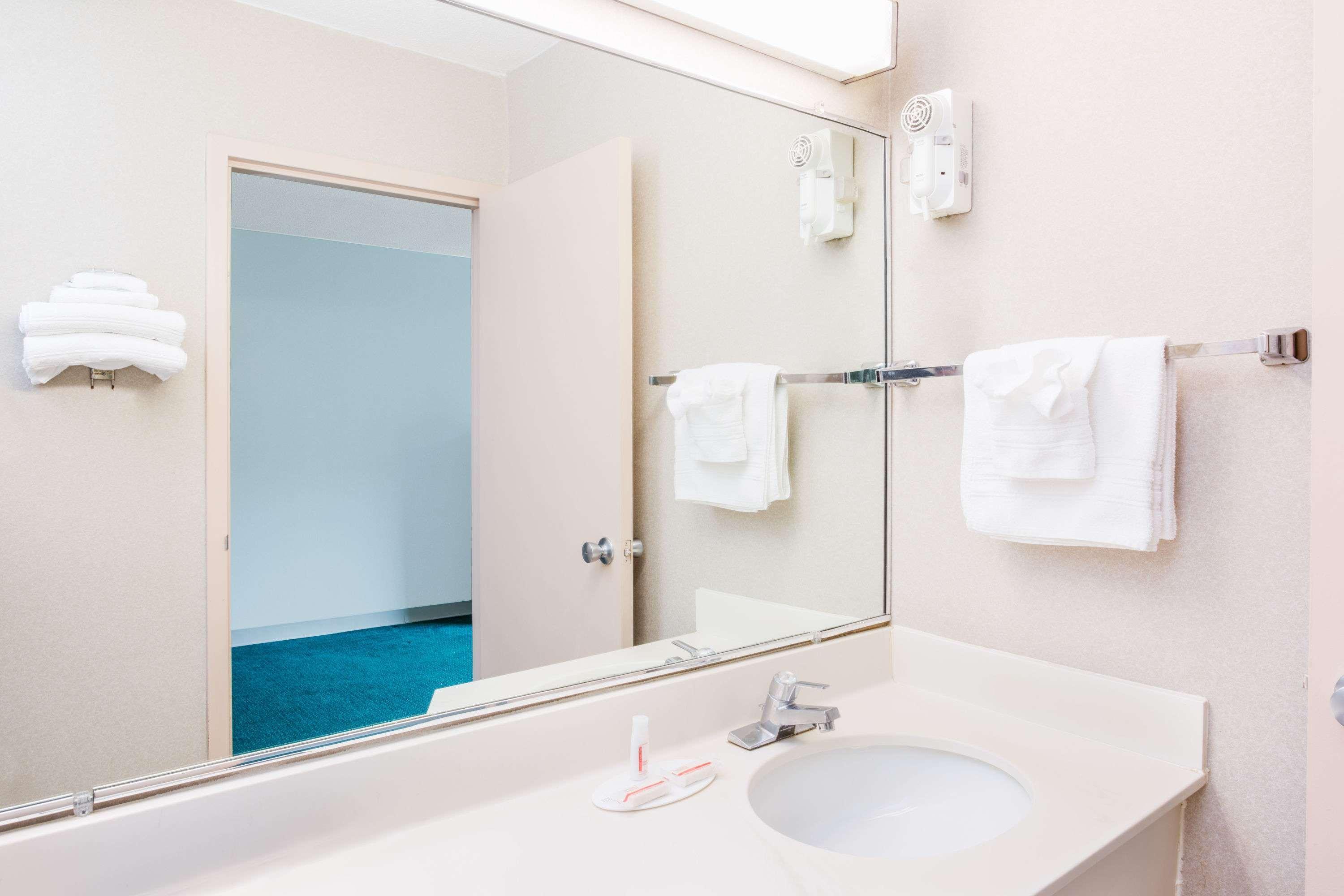 Days Inn By Wyndham Cambridge Esterno foto