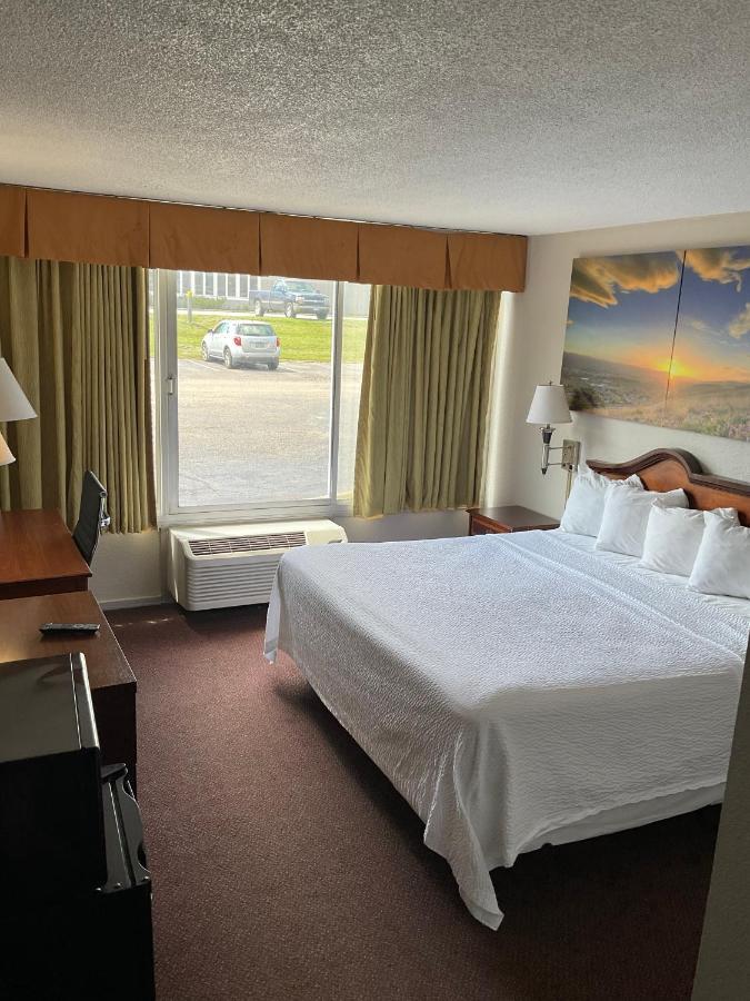 Days Inn By Wyndham Cambridge Esterno foto