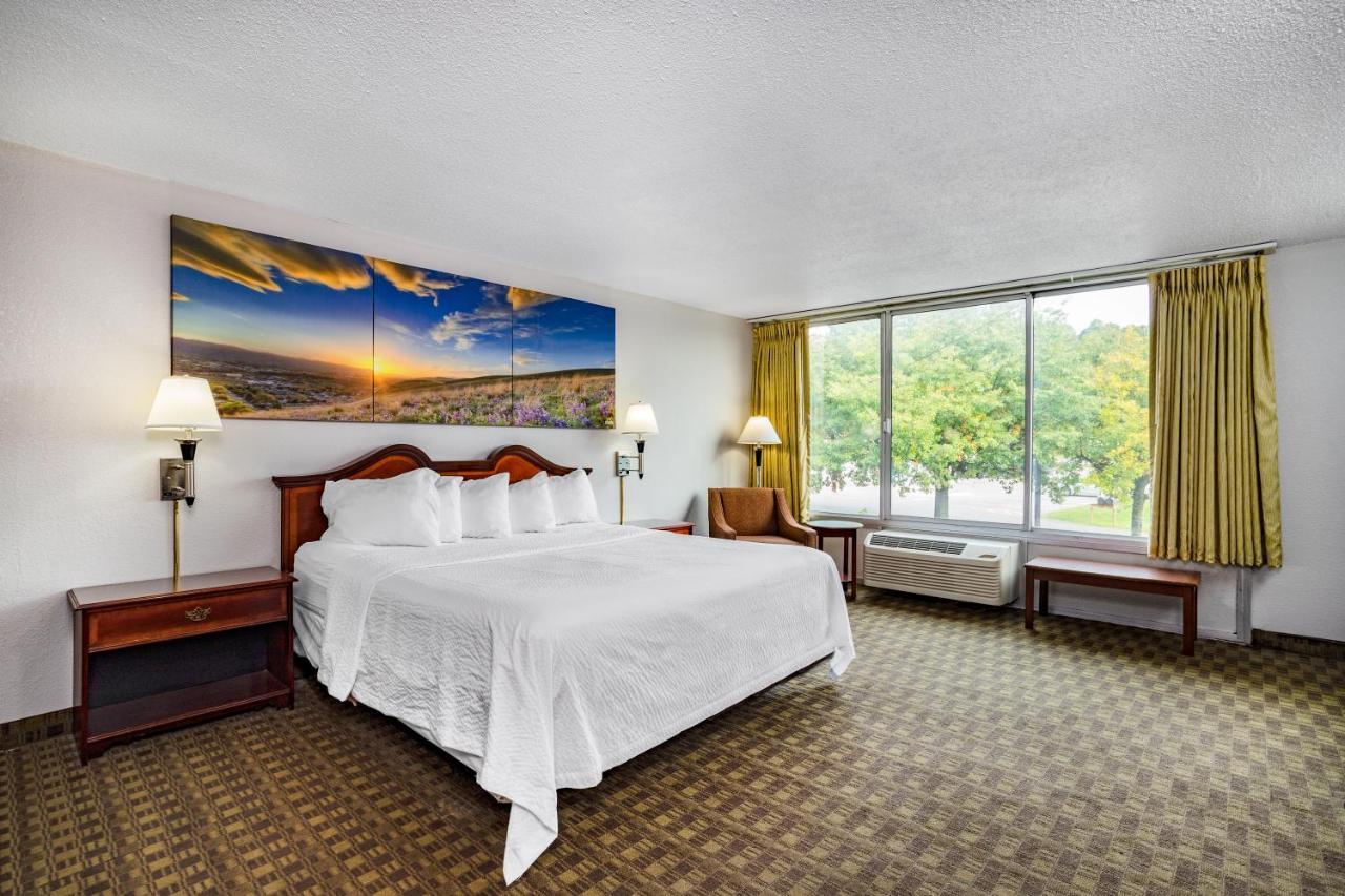 Days Inn By Wyndham Cambridge Esterno foto