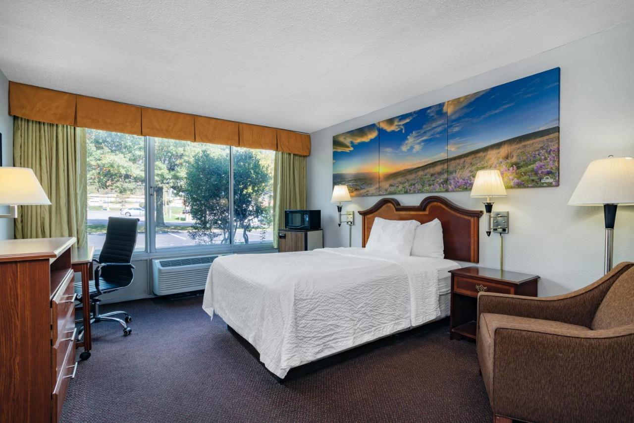 Days Inn By Wyndham Cambridge Esterno foto