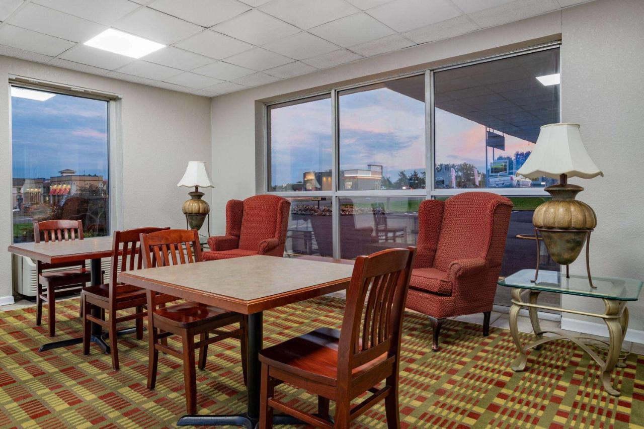 Days Inn By Wyndham Cambridge Esterno foto