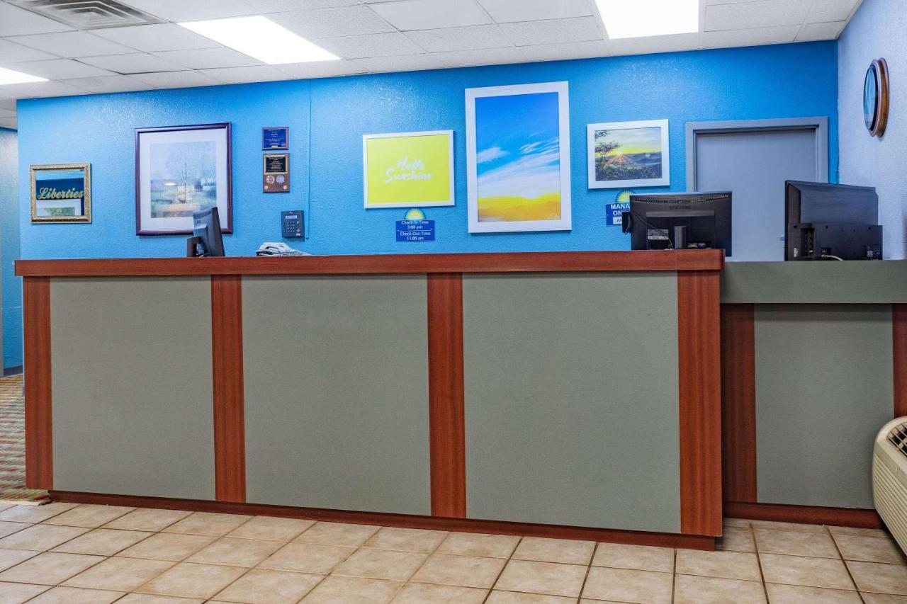 Days Inn By Wyndham Cambridge Esterno foto