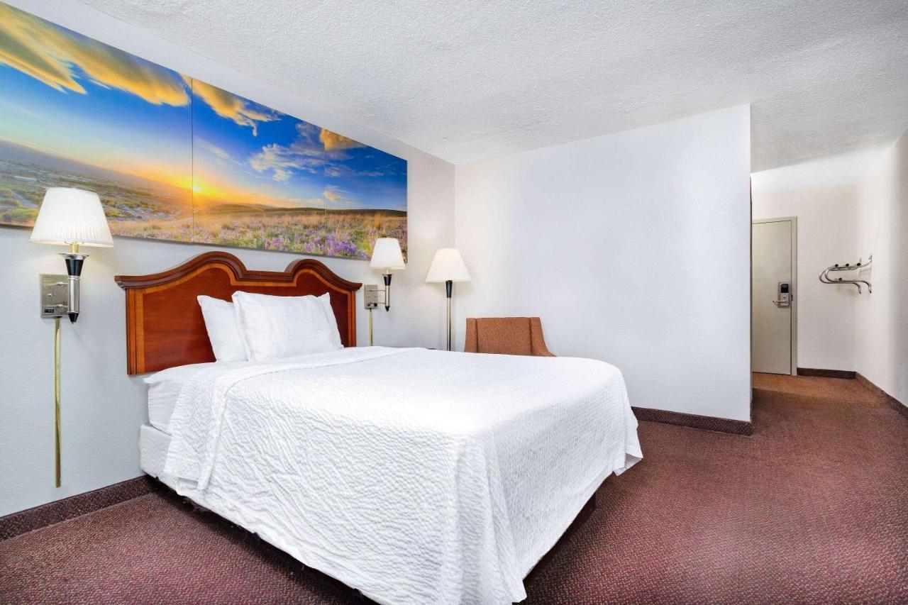 Days Inn By Wyndham Cambridge Esterno foto