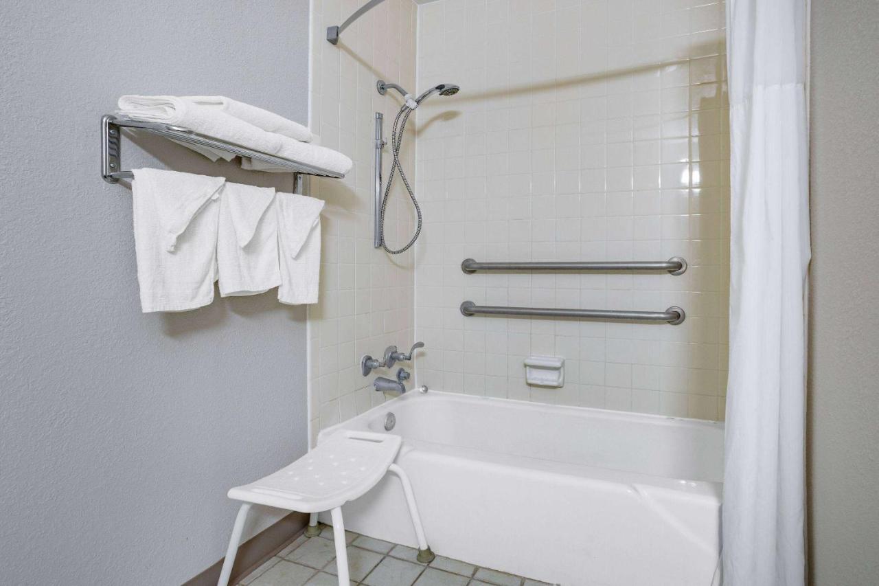 Days Inn By Wyndham Cambridge Esterno foto
