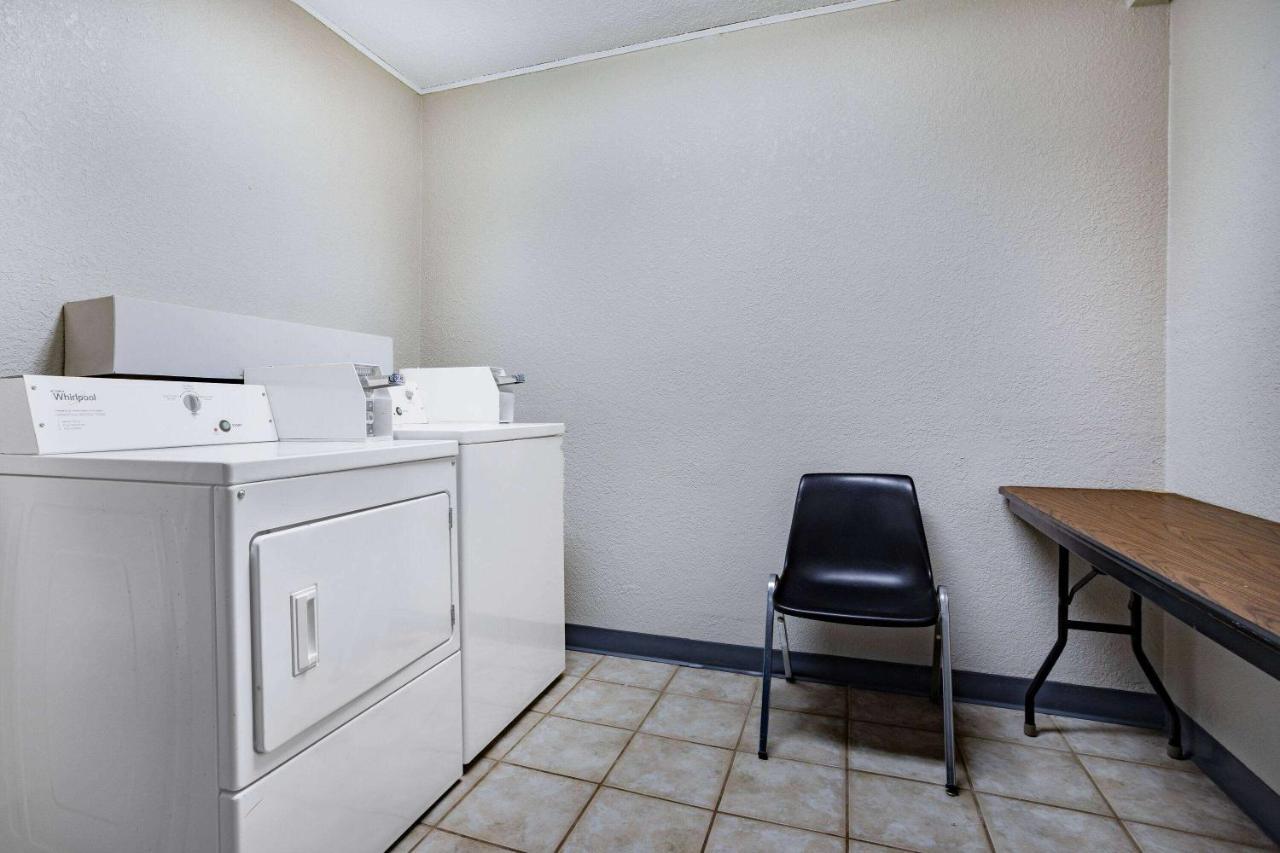 Days Inn By Wyndham Cambridge Esterno foto