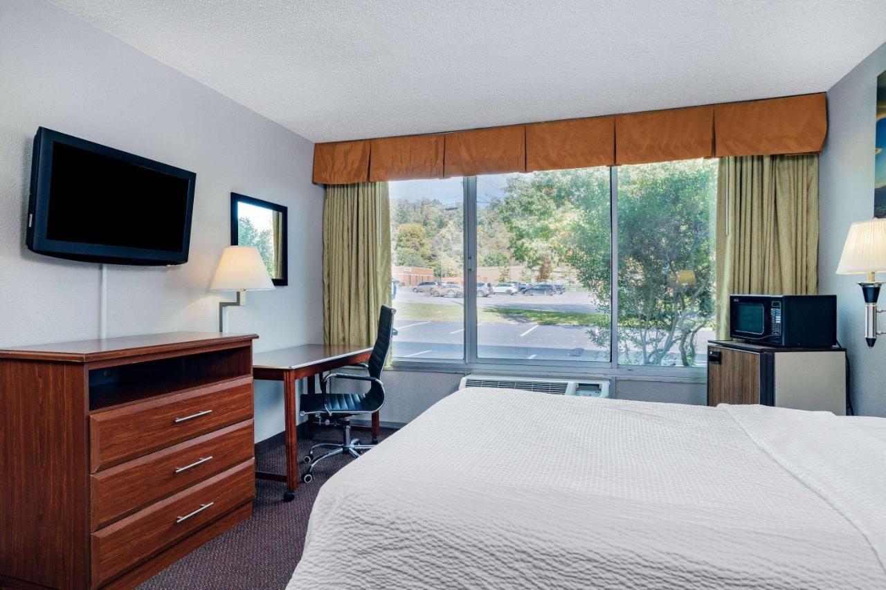 Days Inn By Wyndham Cambridge Esterno foto