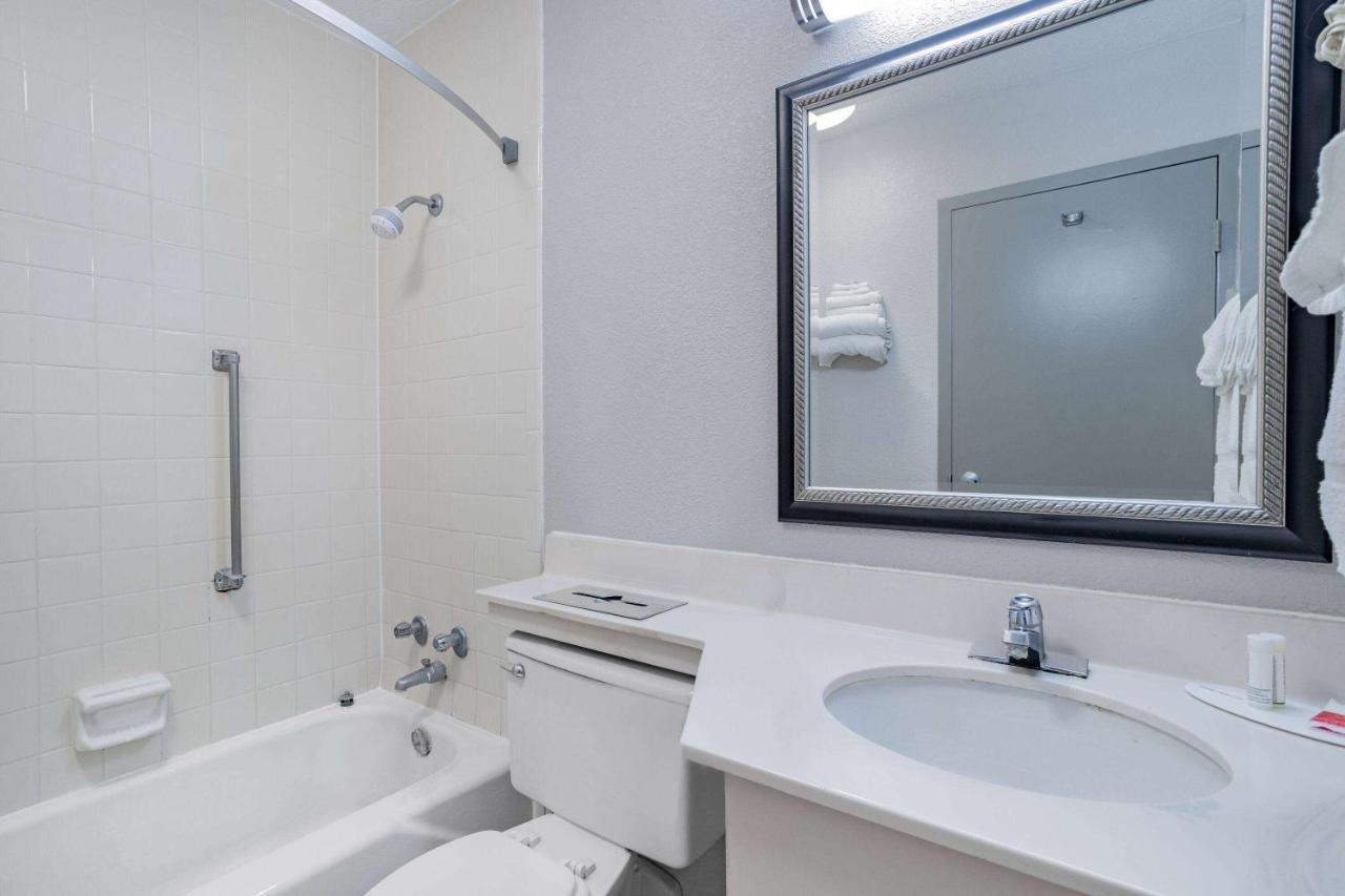 Days Inn By Wyndham Cambridge Esterno foto